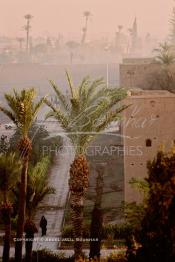 Image du Maroc Professionnelle de  Le jour se lève sur Marrakech la ville rouge du Maroc, une partie de la muraille près de Bab Dokala, Vendredi 19 Décembre 1986. (Photo / Abdeljalil Bounhar)